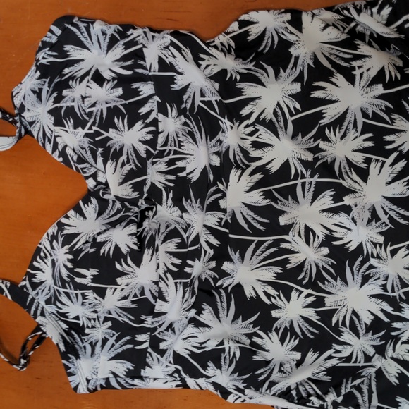 Bathing suits - Picture 3 of 4